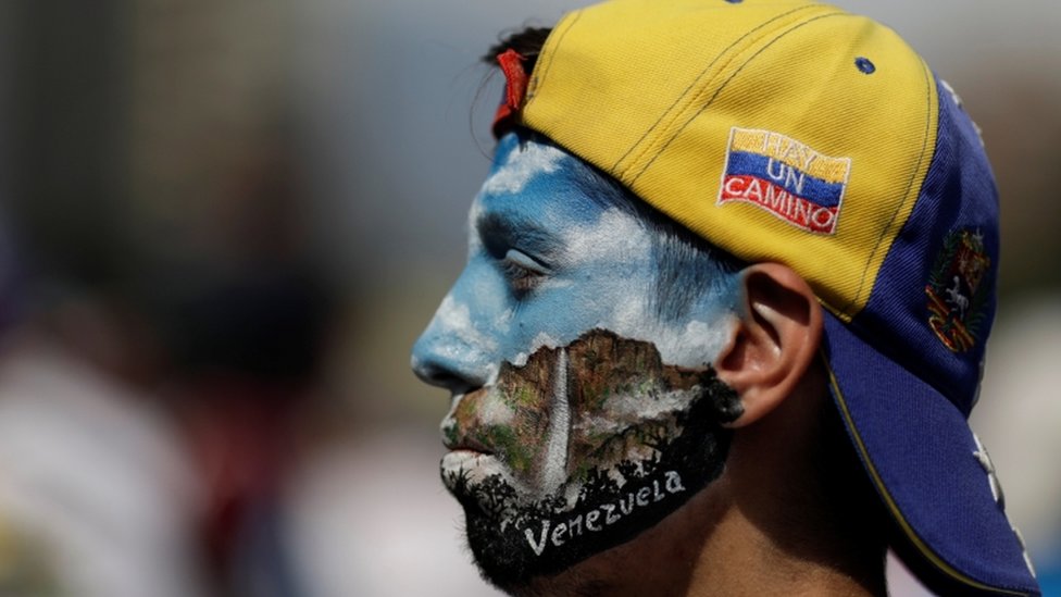 Manifestante con la cara pintada en Venezuela.