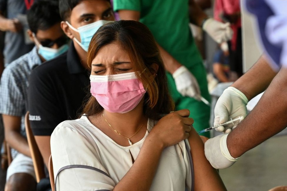Mujer siendo vacunada contra la covid en Sri Lanka.