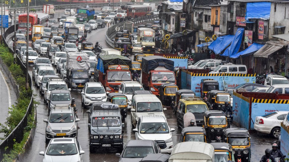 Транспортные средства на дороге в Мумбаи