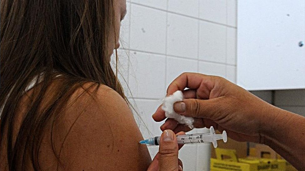 Mulher é vacinada contra H1N1 em 2010