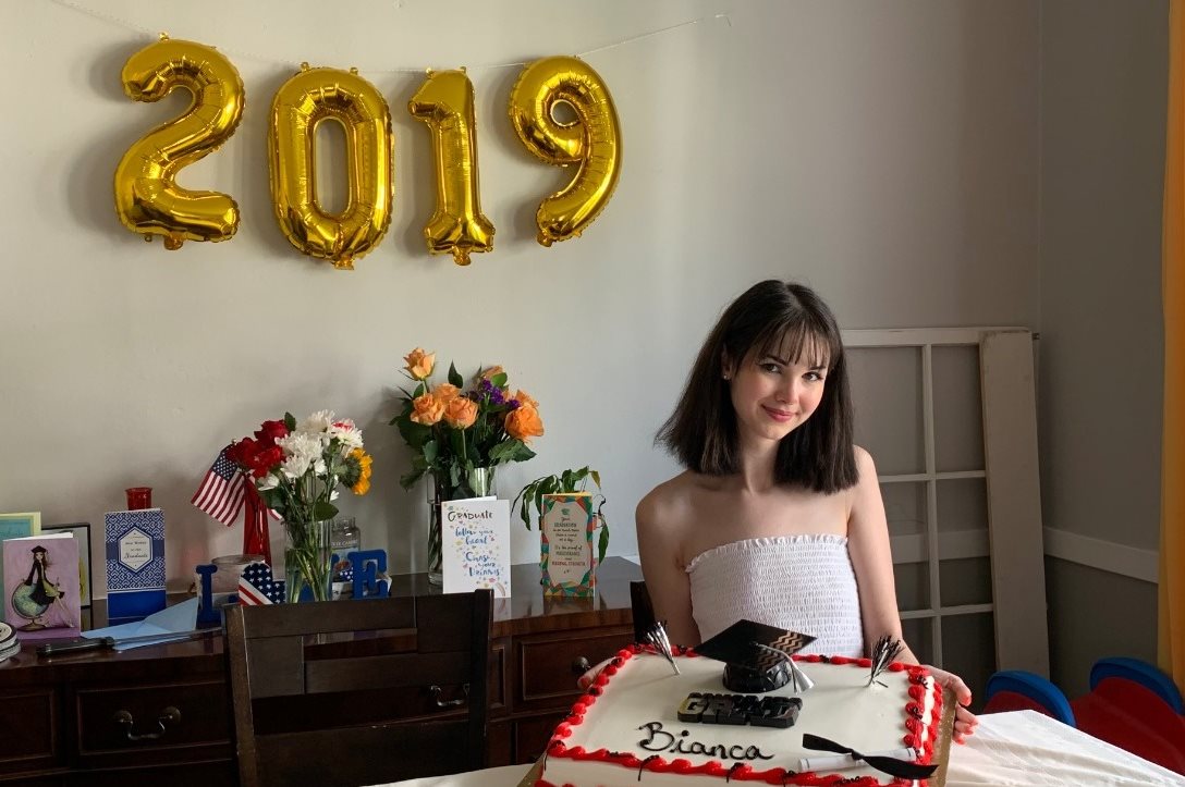 Бьянку можно увидеть среди подарков на выпускной и рядом с воздушными шарами 2019 года