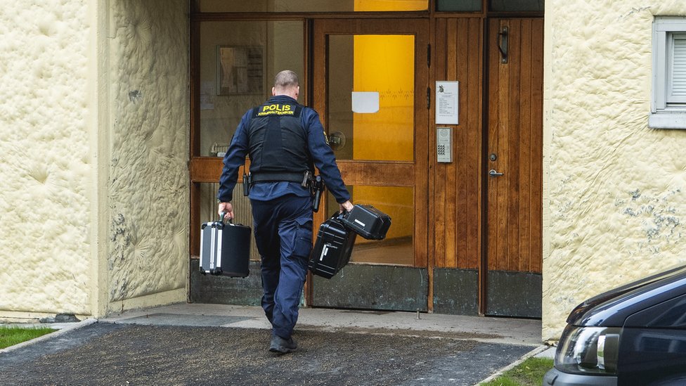 Polícia em frente ao prédio de apartamentos em Haninge, 1º de dezembro