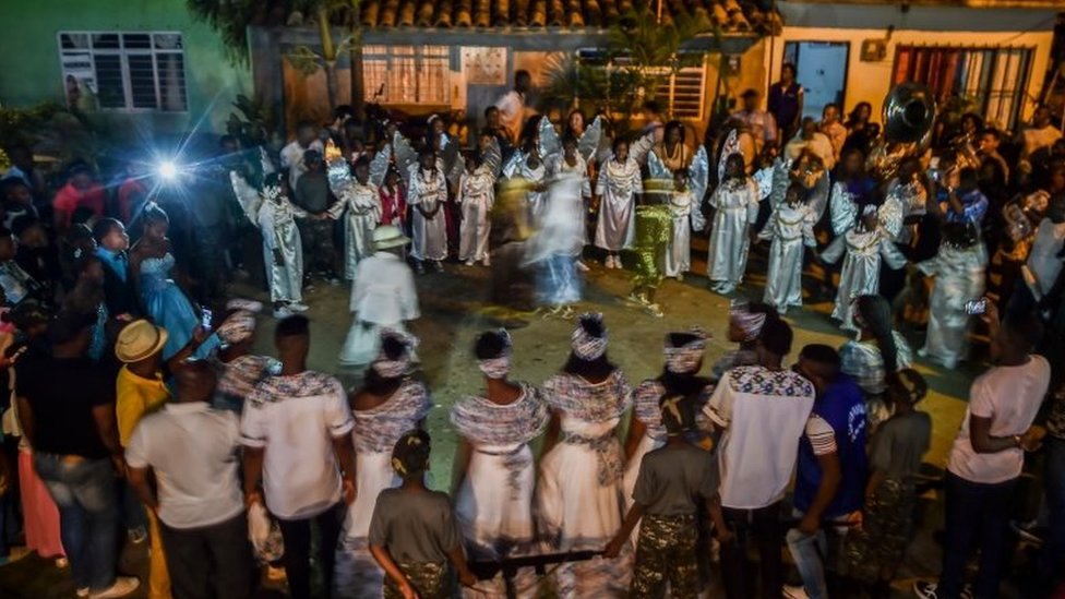Los lugareños observan la danza de la fuga en Quinamayó, 18 de febrero de 2018