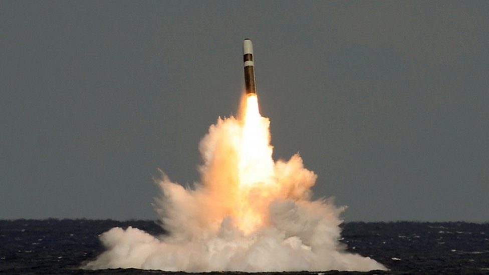 Видеозапись, показывающая невооруженную баллистическую ракету Trident II (D5), выпущенную HMS Vigilant во время испытательного пуска в Атлантическом океане