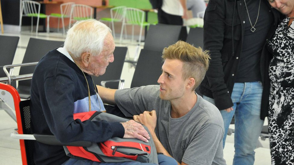 Goodall despidiéndose de su nieto en el aeropuerto de Perth el 2 de mayo de 2018.