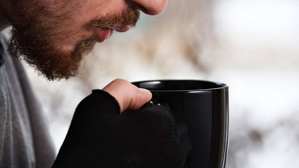 Hombre tomando un café