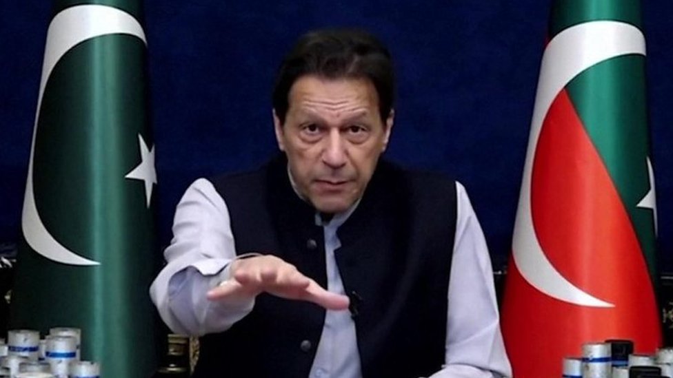 В Пакистане вспыхнули протесты после ареста бывшего премьер-министра Имрана  Хана - BBC News Русская служба