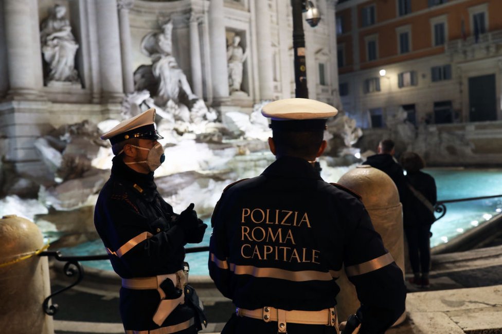Policía ante la Fontana di Trevi, en Roma, Italia.