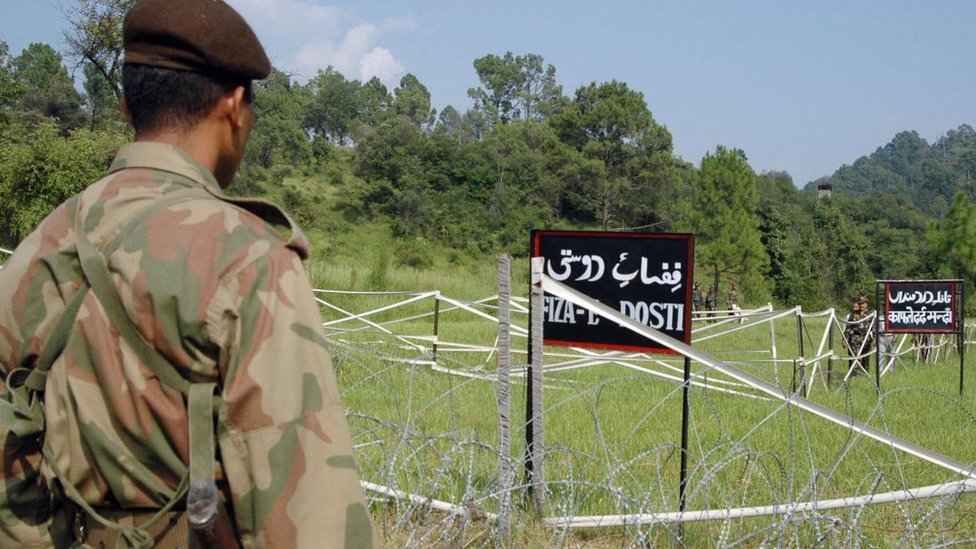 Un soldado paquistaní observa a sus contrapartes indias en el cruce fronterizo Tattapani-Mendher, en la Línea de Control