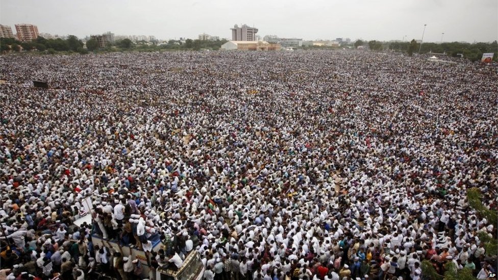 Десятки тысяч протестующих из сообщества Патель Гуджарата участвуют в митинге в Ахмадабаде, Индия, во вторник, 25 августа 2015 г.