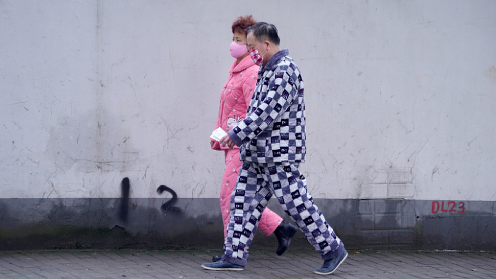 Люди в Пекине вышли в пижамах во время карантина в Китае