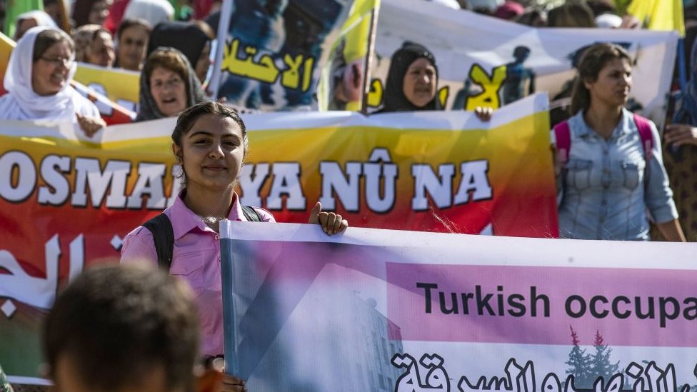 Suriye'nin kuzeydoğusunda yaşayan Kürtler, Türkiye'nin olası operasyonunu protesto etti