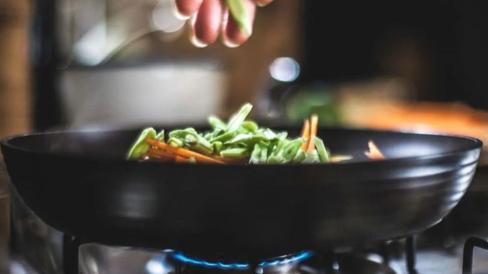 يوصي خبراء باستخدام مراوح شفط الهواء أثناء الطهي كونه يؤدي إلى ارتفاع مستويات تلوث الهواء في المطابخ