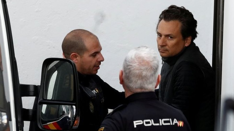 Эмилио Лосоя (справа) сопровождают испанские полицейские. Фото: февраль 2019 г.