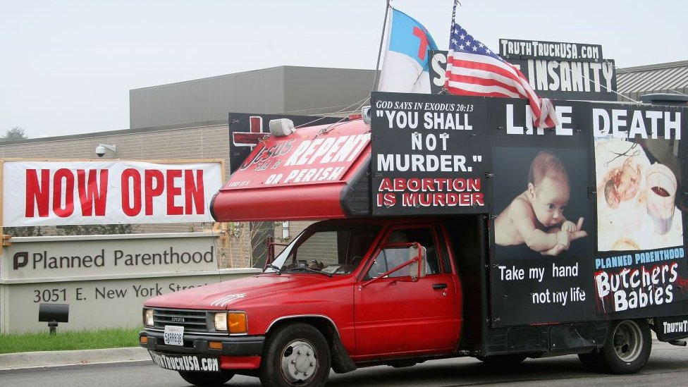 Una camioneta con avisos en contra del aborto.