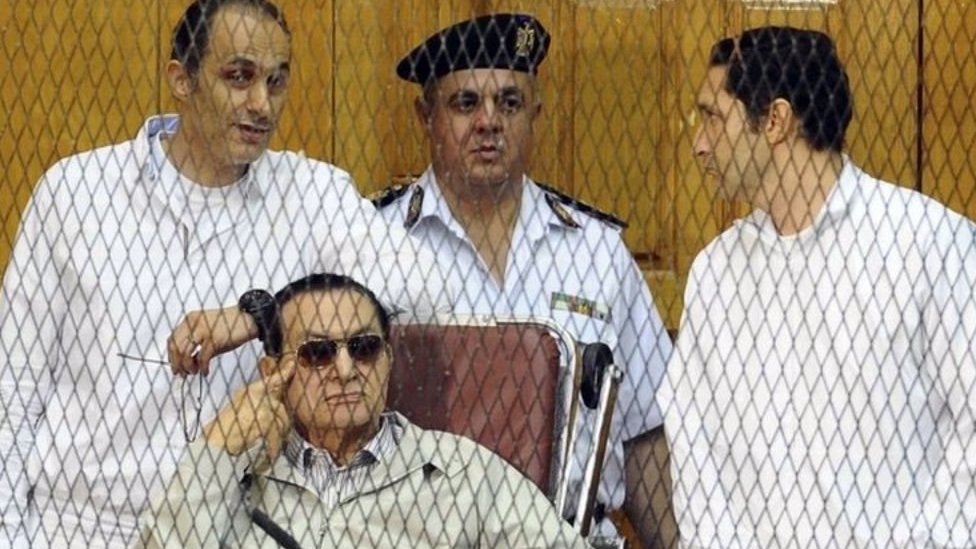 Гамал Мубарак (слева) и Алаа Мубарак (справа) в суде со своим отцом Хосни Мубараком (14 сентября 2013 г.)
