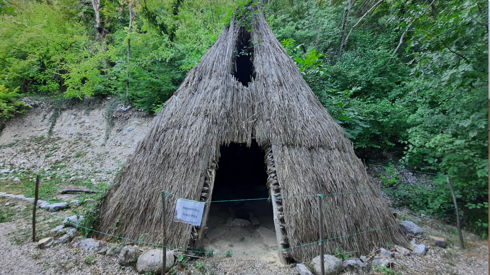Maketa praistorijske kuće u Lepenskom Viru
