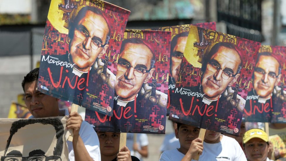 Manifestantes con carteles del monseñor Arnulfo Romero