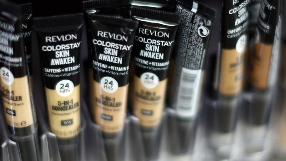 Productos de Revlon en una estantería.
