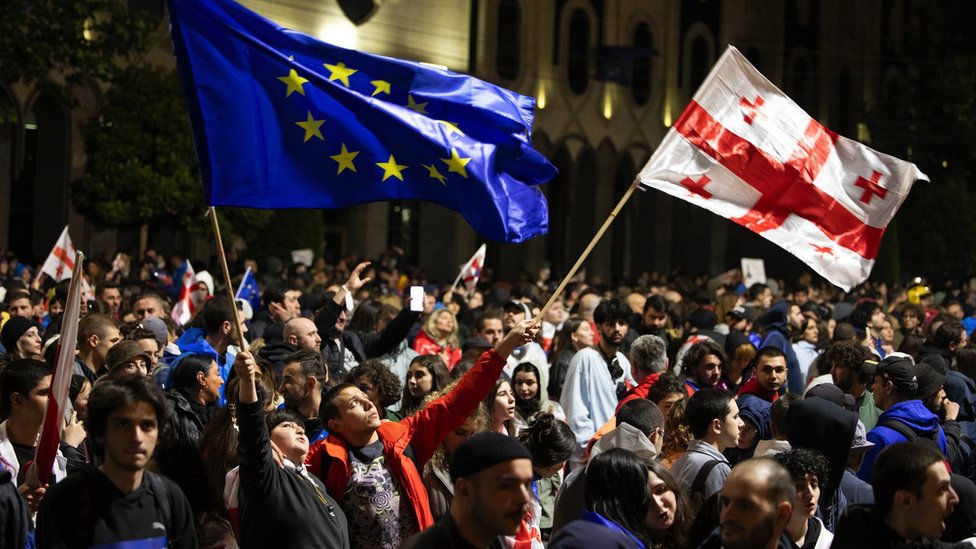 Učesnici protesta sa zastavama Gruzije i EU