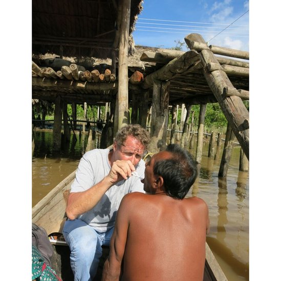 No hay insumos médicos para diagnosticar el VIH. Foto cortesía: Jacobus de Waard Warao sometiéndose a un examen de VIH
