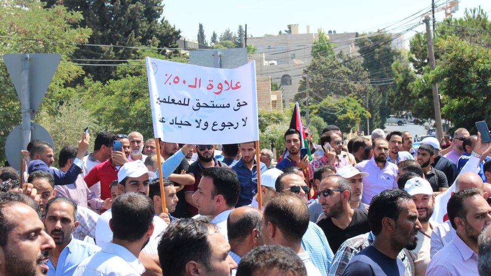 محتجون بالقرب من مقر الحكومة في عمان