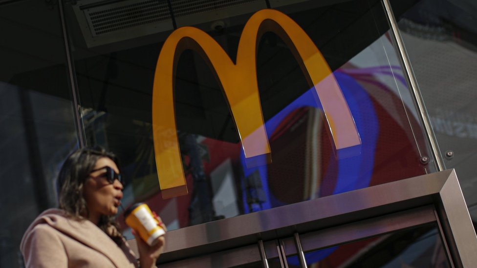 Женщина проходит мимо ресторана McDonald's на Таймс-сквер после увольнения их генерального директора Стива Истербрука 4 ноября 2019 года в Нью-Йорке