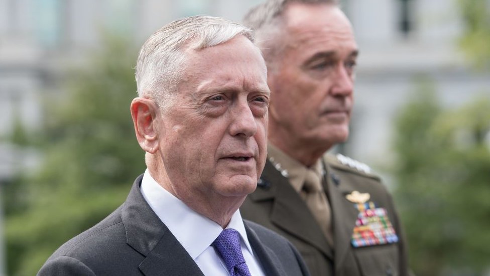 El secretario de Defensa de EE.UU., James Mattis, dio sus declaraciones acompañado del jefe del Estado Mayor Conjunto, Joseph Dunford. El secretario de Defensa de EE.UU., James Mattis, acompañado del jefe del Estado Mayor Conjunto, Joseph Dunford.