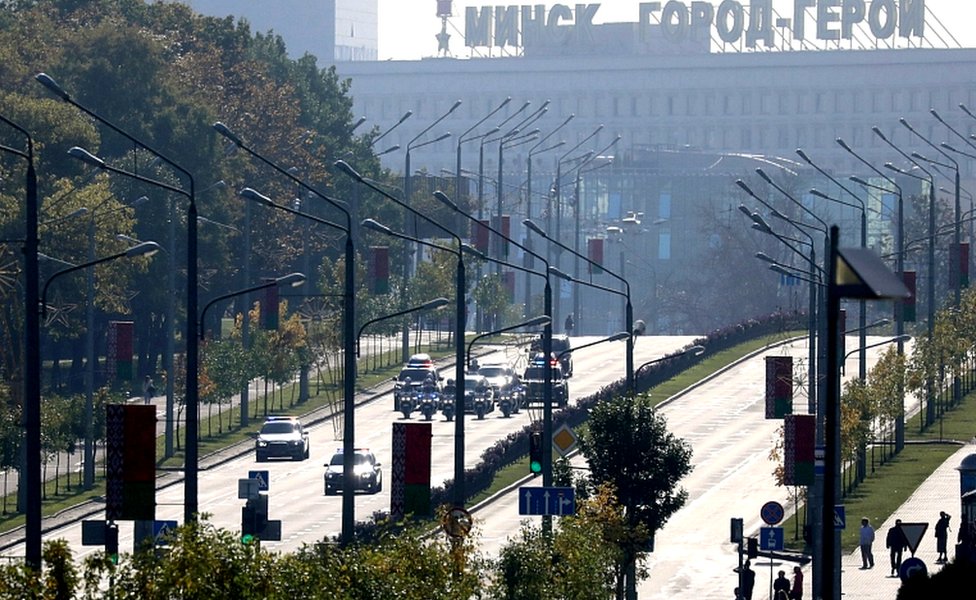 A motorcade transporting Belarusian President Alexander Lukashenko before his inauguration ceremony, drives along a road in Minsk, September 23, 2020