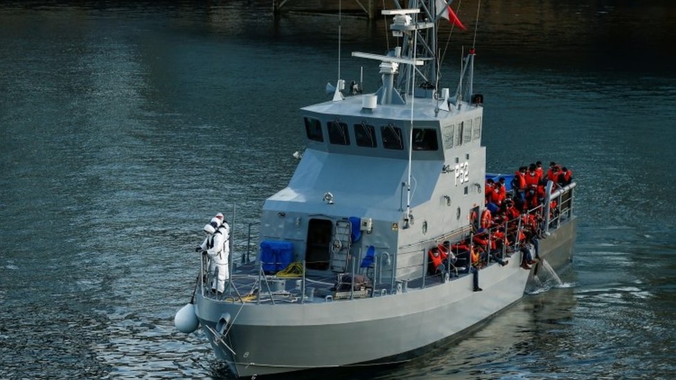 Спасенных мигрантов видели на судне Вооруженных сил Мальты после прибытия в Гранд-Харбор Валлетты