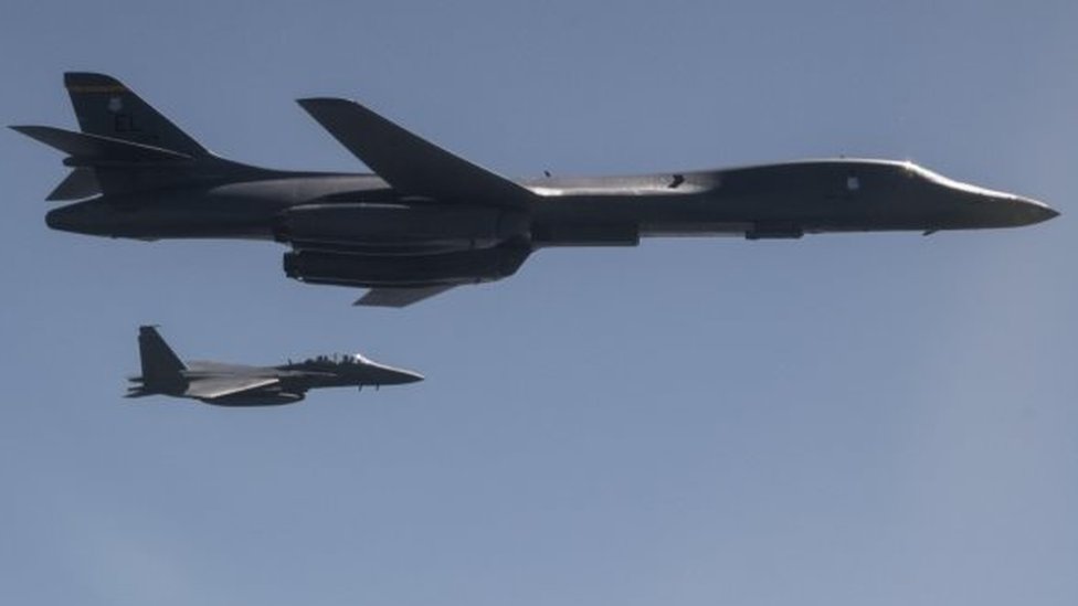 B-1B Lancer ВВС США в окружении истребителя ВВС Республики Корея принимает участие в демонстрационных учениях в ответ на испытания северокорейской баллистической ракеты (18 сентября 2017 г.)