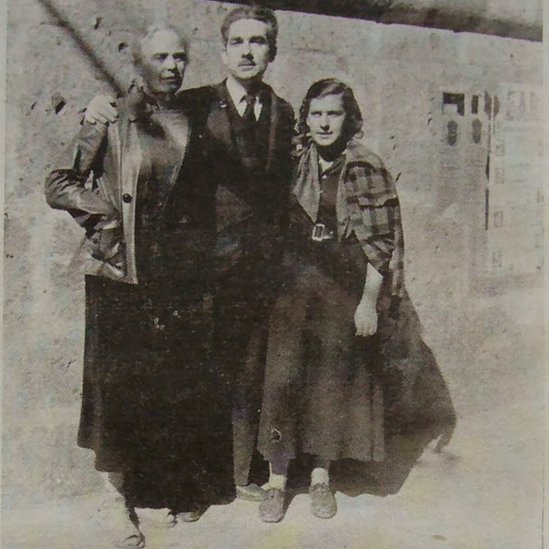 Caridad Mercader, Lena Imbert (novia de Ramón Mercader) y el intelectual comunista cubano Juan Marinero, en Guadalajara, México. Finales de 1936. Caridad Mercader, Lena Imbert (novia de Ramón Mercader) y el intelectual comunista cubano Juan Marinero, en Guadalajara, México. Finales de 1936.