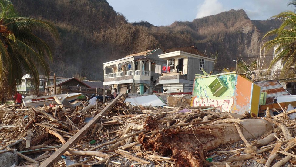 Разрушения в некогда живописной туристической деревне Суфриер на юго-западном побережье Доминики
