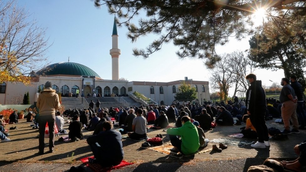 Мусульмане молятся за жертв огнестрельного оружия во время пятничной молитвы у мечети в Вене, Австрия 6 ноября 2020 г.