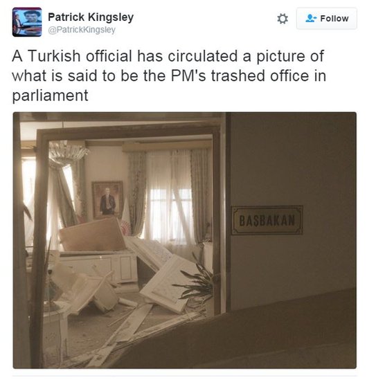 Патрик Кингсли пишет в Твиттере: Турецкий чиновник распространил фотографию того, что считается разгромленным офисом премьер-министра в парламенте