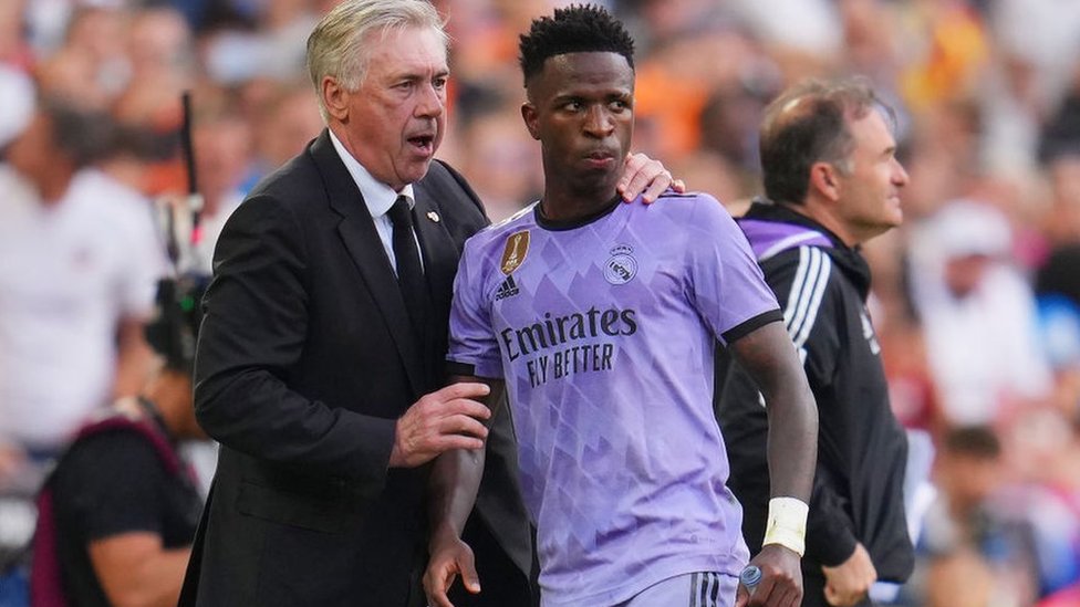 Carlo Ancelotti junto a Vinícius Júnior