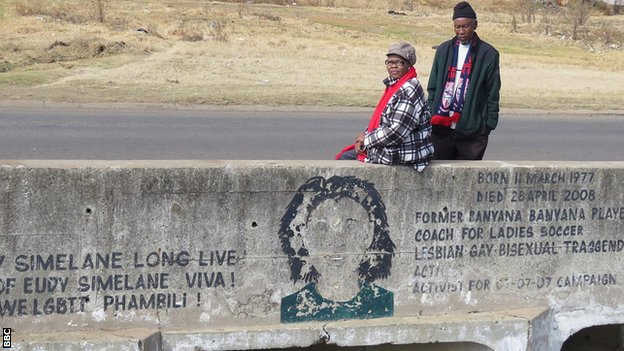 Los padres de Eudy Simelane en el puente con su imagen que se construyó en su memoria.