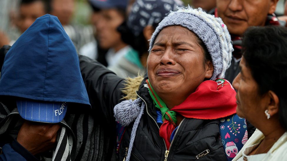 Коренные жители присутствуют на похоронах пяти охранников из числа коренного населения, убитых во время нападения предполагаемых повстанцев в Такуэйо, сельский район Торибио, департамент Каука, Колумбия, 31 октября 2019 года.