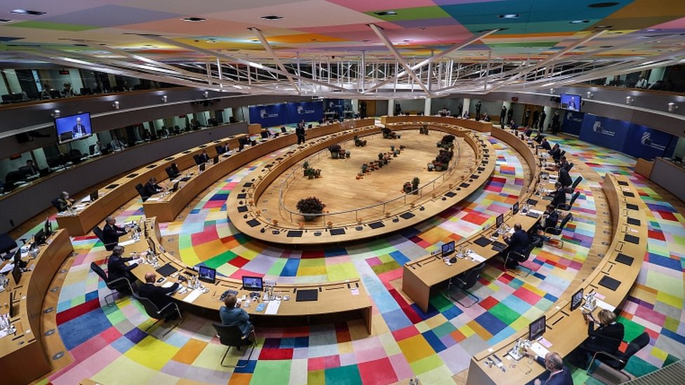 Главы европейских государств и правительств принимают участие в круглом столе двухдневного очного саммита Европейского совета в Брюсселе, Бельгия, 15 октября 2020 г.