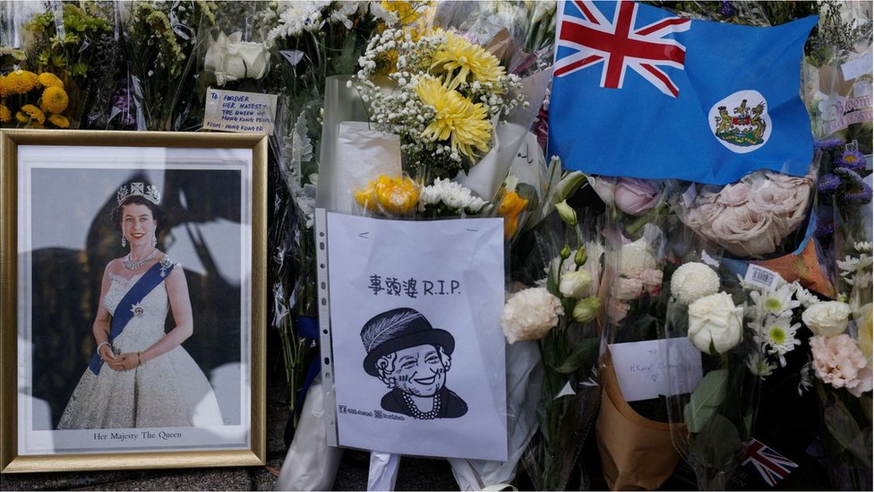 9月12日，香港市民在英領館前向女王致哀。