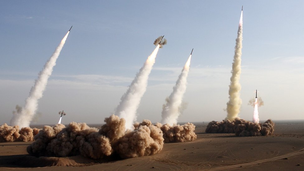 Unit IRGC menembakkan rudal balistik jarak jauh Shahab-2 selama latihan di gurun dekat Qom pada 2 November 2006