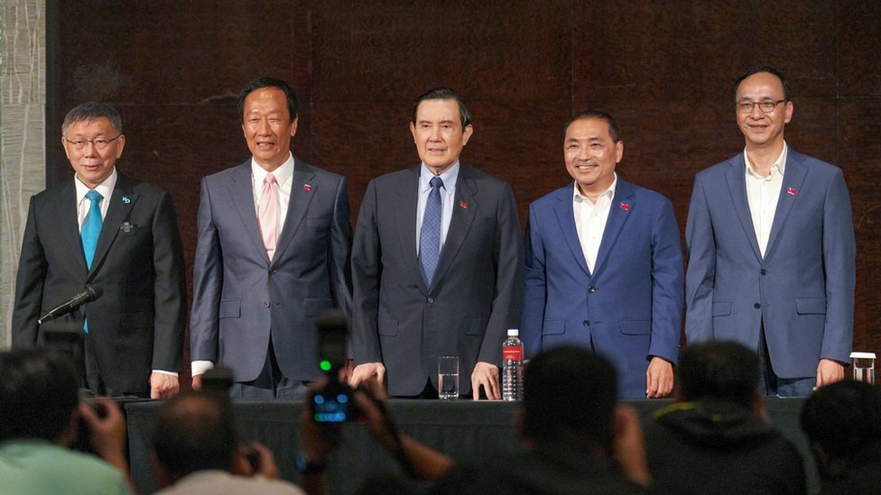 （從左至右）柯文哲、郭台銘、馬英九、侯友宜和朱立倫在台北一場新聞發佈會上合照（23/11/2023）
