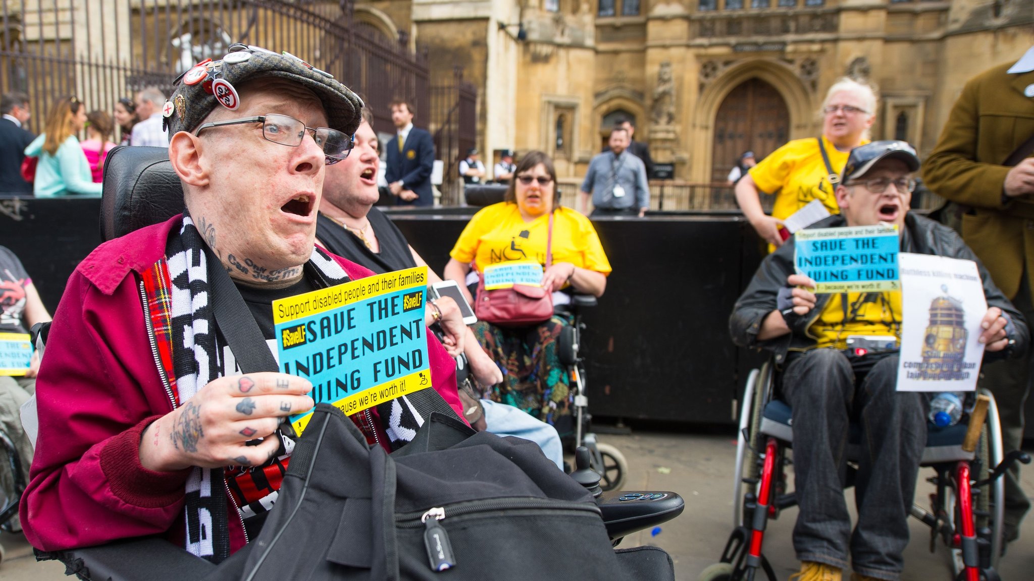 Активисты-инвалиды за пределами Высокого суда