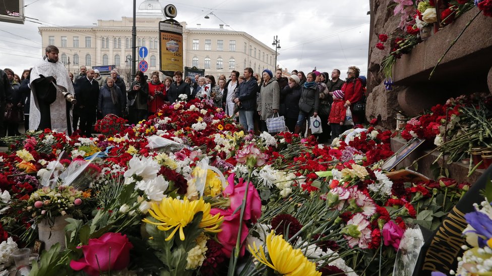 Священник молится возле станции метро «Технологический институт», где люди отдают дань памяти жертвам взрыва в метро Санкт-Петербурга, Россия, 5 апреля 2017 г.