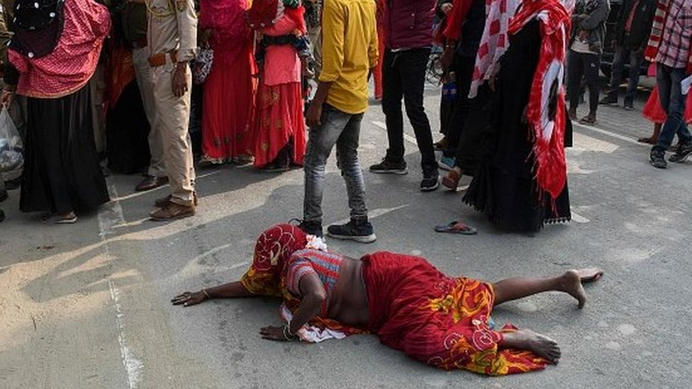 ظهرت صور مؤلمة لنساء ينتحبن ويتوسلن أمام أقسام الشرطة في ولاية آسام
