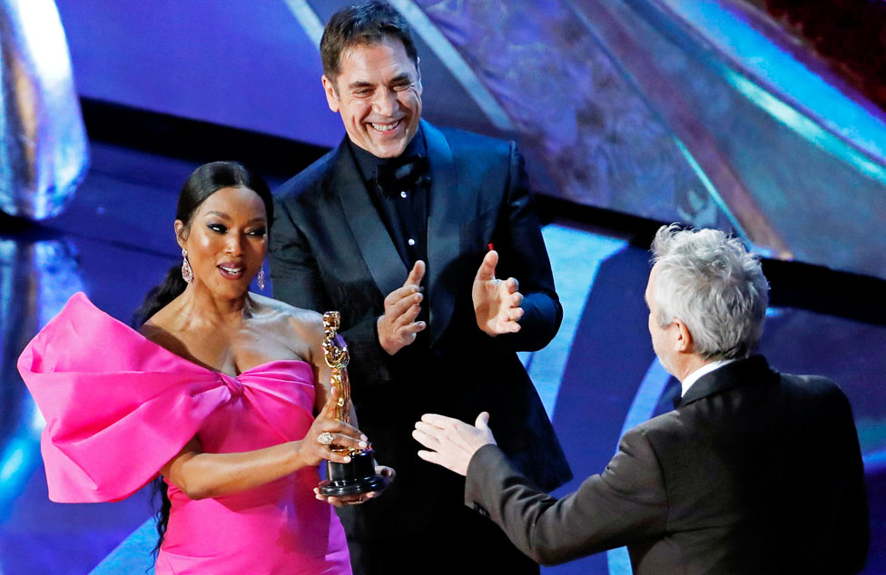 Alfonso Cuaron receives the Foreign Language Film award from Angela Bassett and Javier Bardem.
