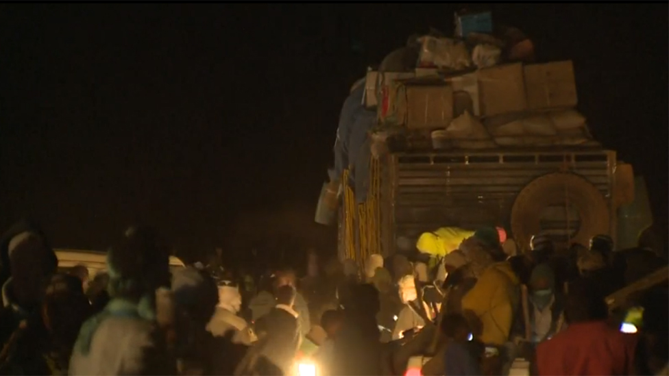 Los migrantes pagan a traficantes para que los transporten a través del desierto del Sahara. Migrantes