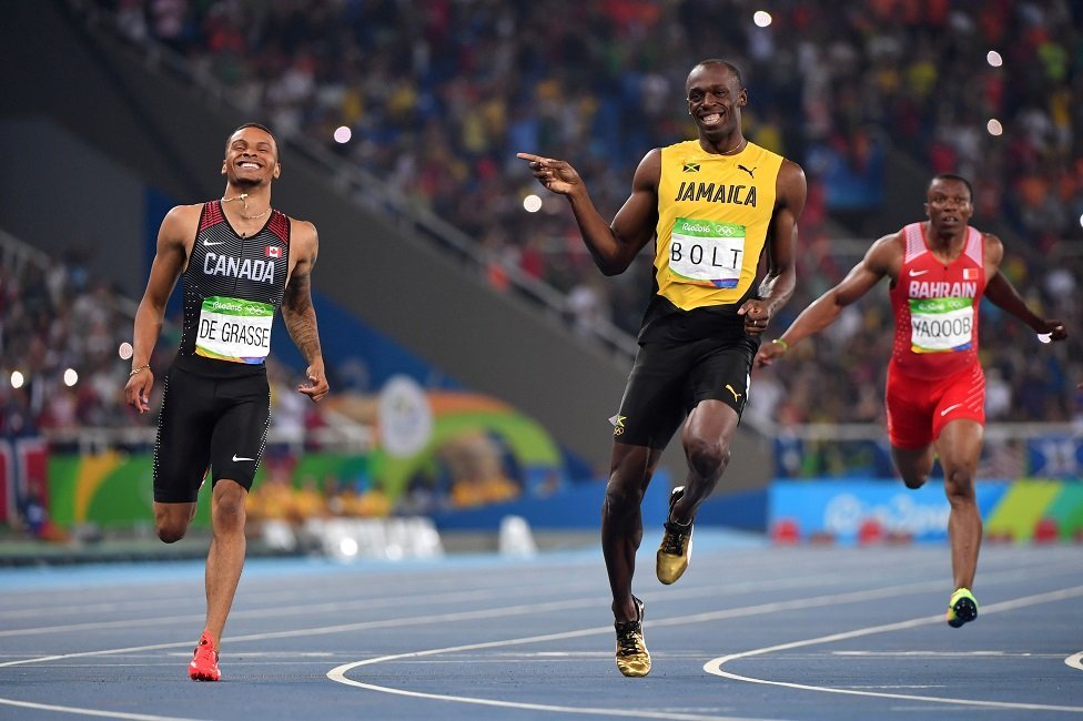 Usain Bolt sonríe tras ganarla semifinal de los 200 metros en las olimpiadas de Río de Janeiro en 2016.
