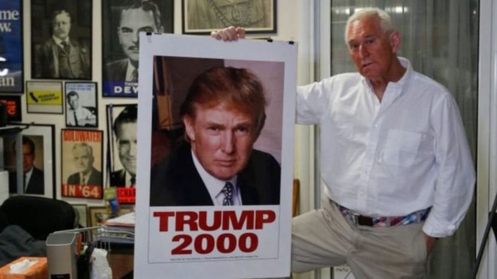 ستون يمسك لوحة ترشح ترامب في انتخابات 2000