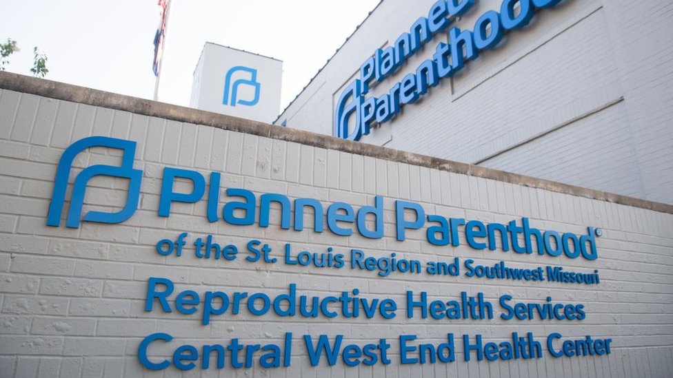 Afuera de Planned Parenthood Reproductive Health Services Center en St. Louis, Missouri